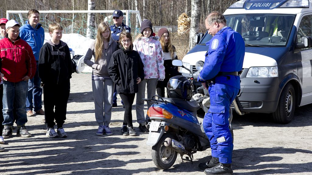 Moottoripyöräpoliisi Martti Väänänen liikkuvasta poliisista puhui mopoasioista pian mopoiässä oleville nuorille.